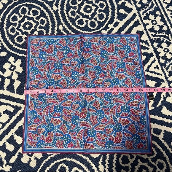 Allen Edmonds Silk Pocket Square - Picture 4 of 10